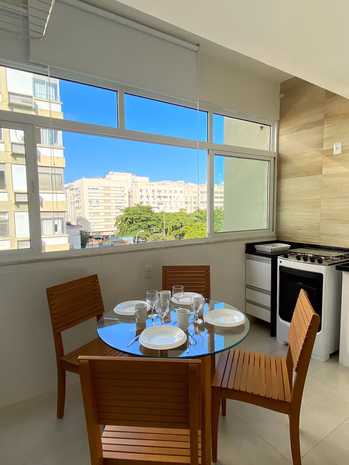 Sala de jantar mobiliada com vista para a cidade