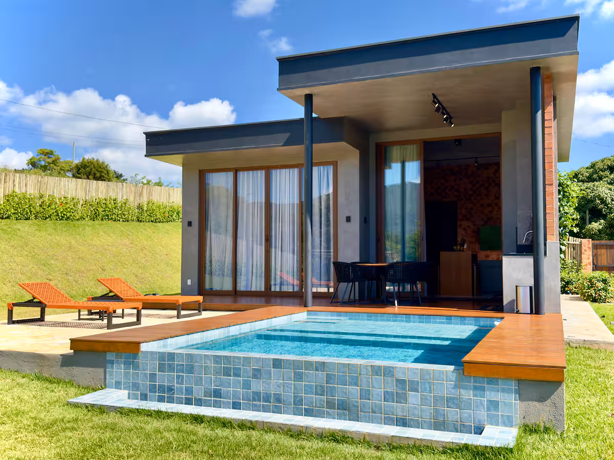 Casa com piscina e área externa